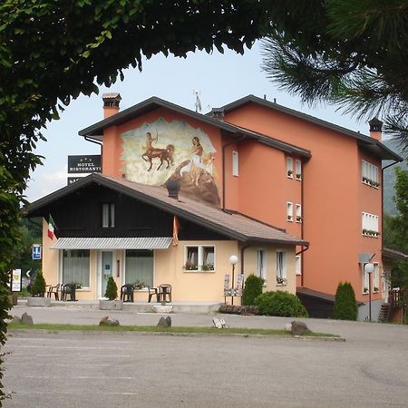 Hotel Ristorante Sagittario Фелтре Екстериор снимка
