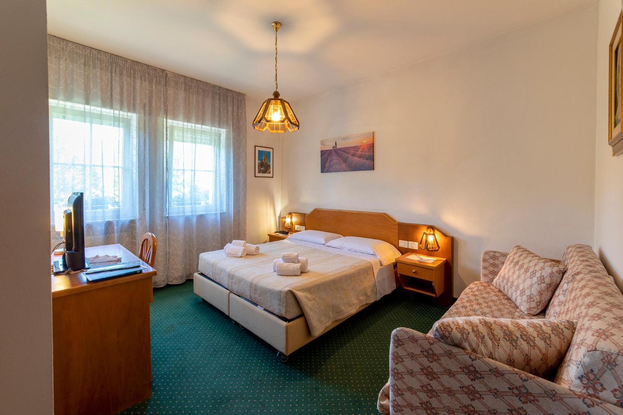 Hotel Ristorante Sagittario Фелтре Екстериор снимка
