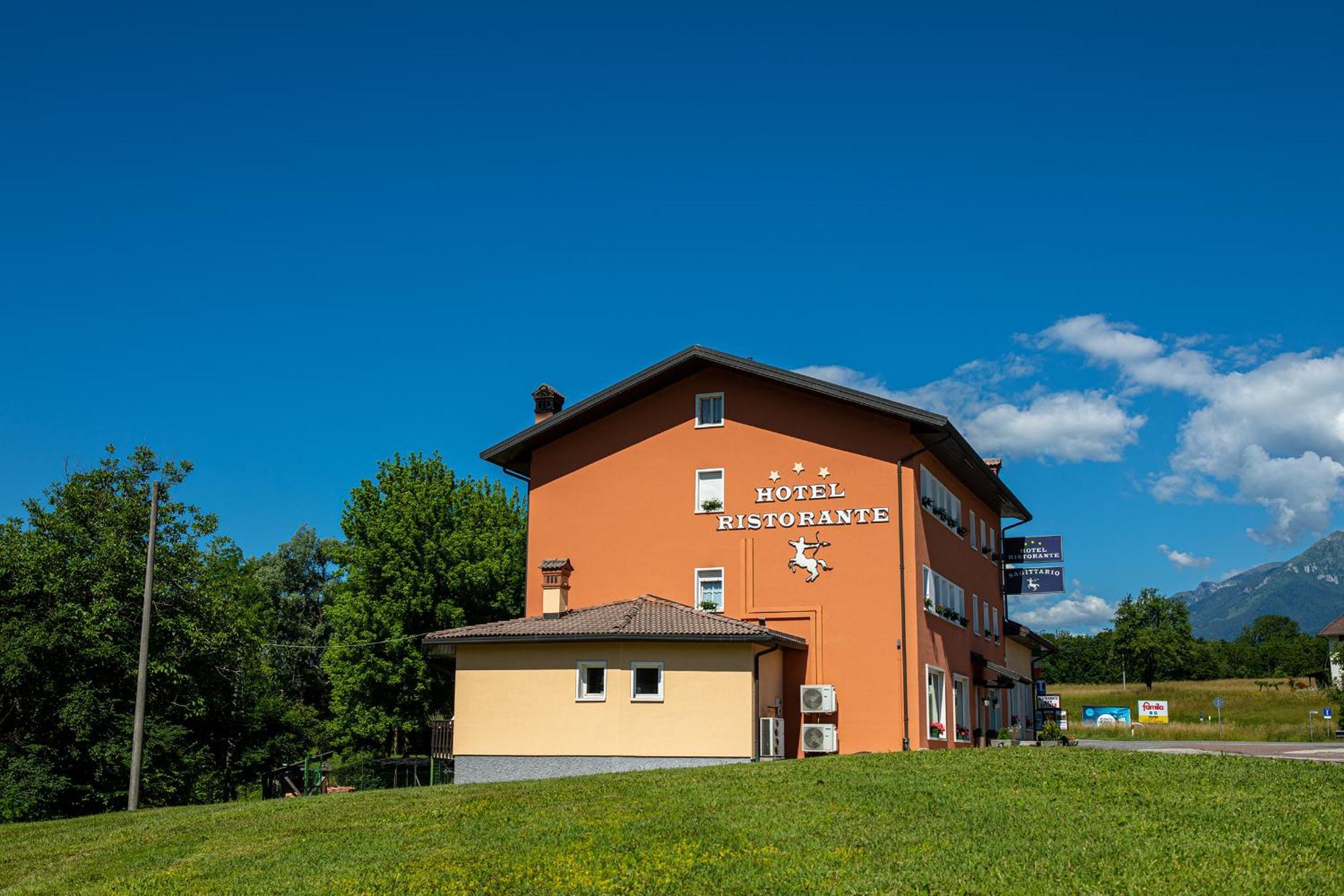 Hotel Ristorante Sagittario Фелтре Екстериор снимка