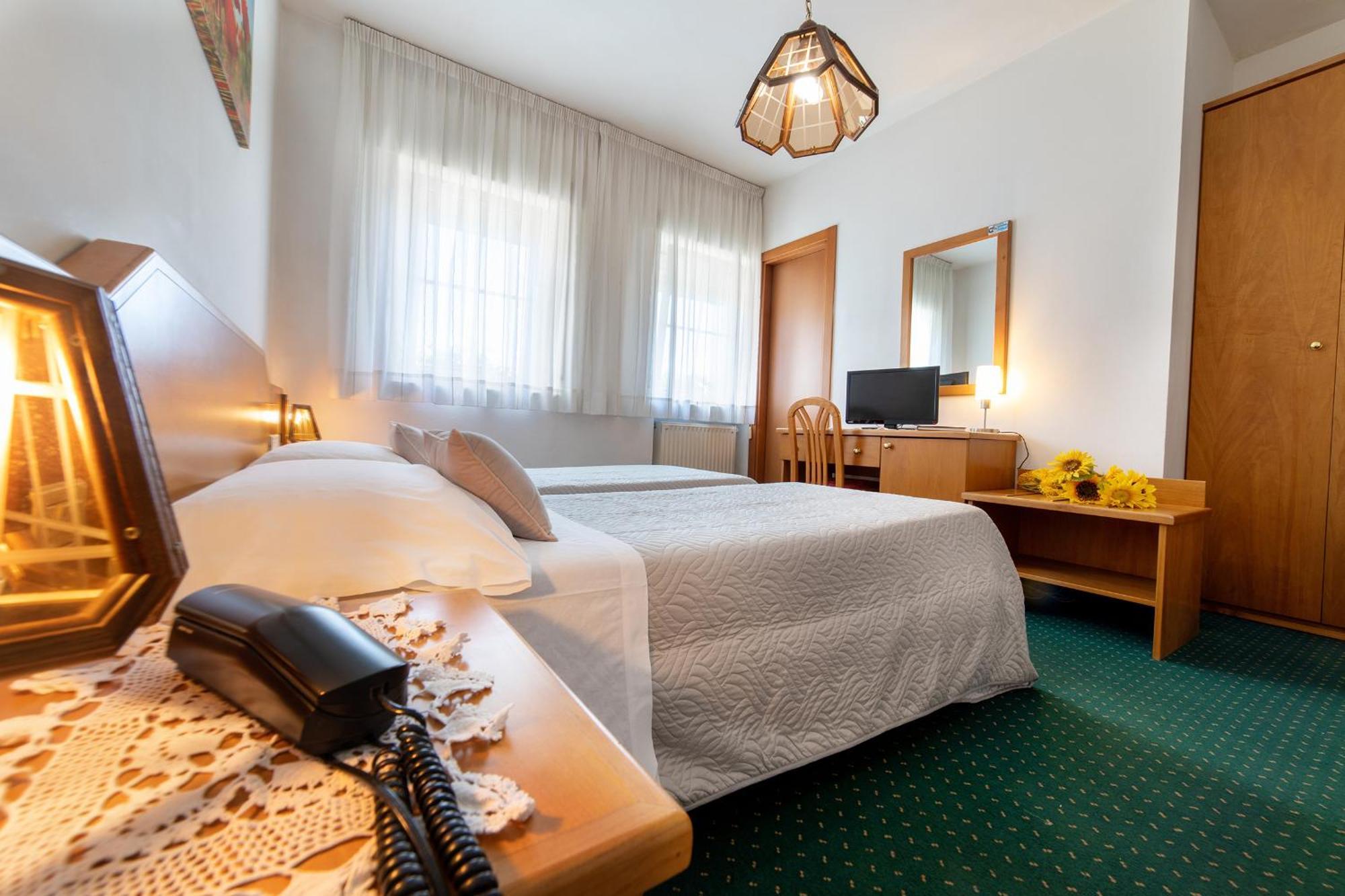 Hotel Ristorante Sagittario Фелтре Екстериор снимка
