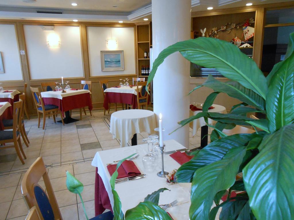 Hotel Ristorante Sagittario Фелтре Екстериор снимка