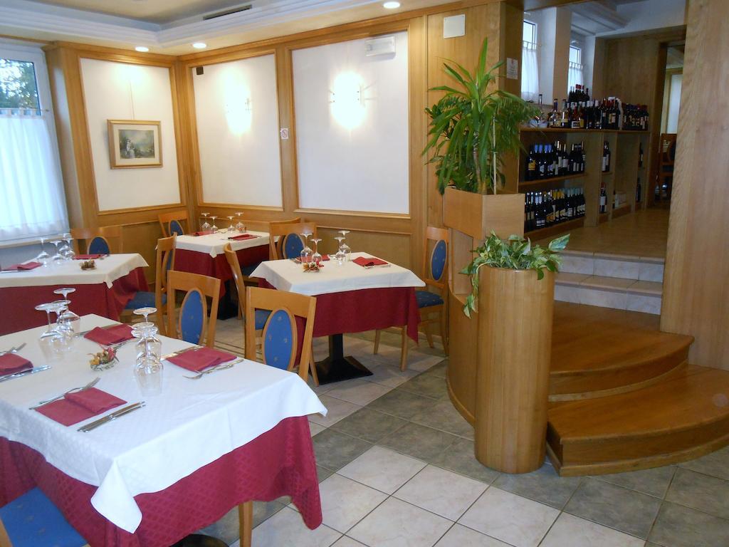 Hotel Ristorante Sagittario Фелтре Екстериор снимка