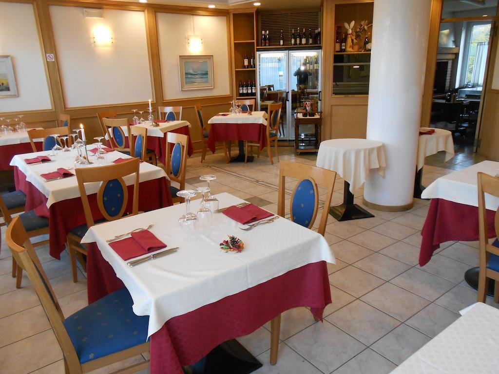 Hotel Ristorante Sagittario Фелтре Екстериор снимка