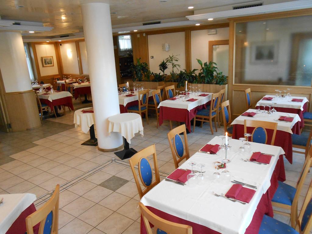 Hotel Ristorante Sagittario Фелтре Екстериор снимка